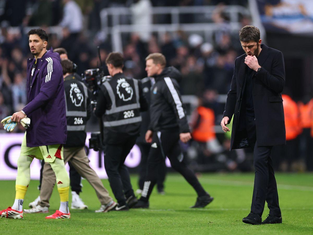 不装了!卡里克发飙,赛后举动说明一切:曼联球员让他失望透顶